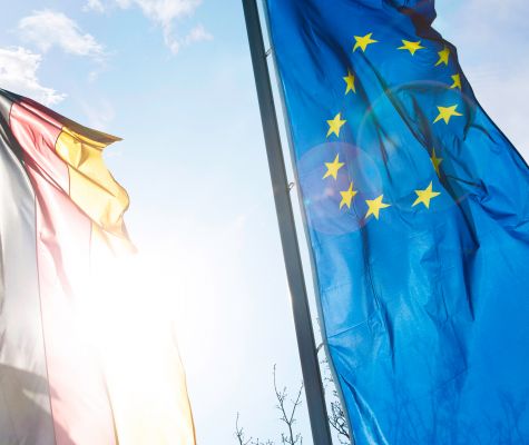 Flaggen vor dem Schulz Gebäude wehen im Wind bei s